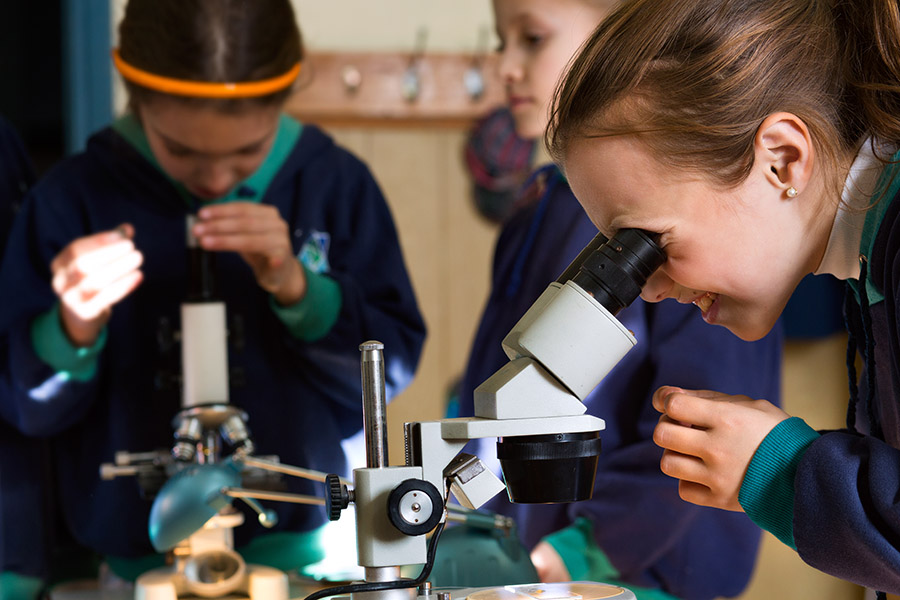 Niños-en-escuela-usando-un-microscopio
